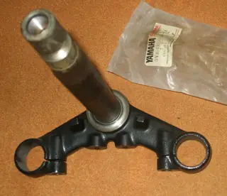 Yamaha Gabelbrücke Gabeljoch SR250 Under Bracket Steering Stem Original NEU