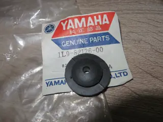 Yamaha Schutzgummi Batterie XT500 SR500 DT250 DT400 XJ550 XS400 Battery Pad 1L9-82126-00  Original Neu
