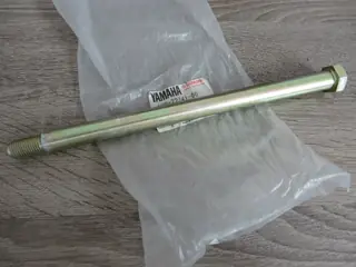 Yamaha Steckachse Hinterrad Schwinge XT600Z XT600 TT600 XS400 12E swing arm bolt 12R-22141-00
