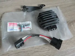 Yamaha Gleichrichter Spannungsregler YP125 Majesty XN125 Teos XQ125 Maxster MBK Skyliner