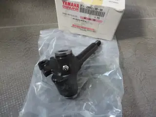 Yamaha Achsschenkel vorne rechts YFM80 YFM100 RH steering knuckle 2FJ-23502-00 Original Neu