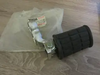 Yamaha Fußraste vorne rechts XV535 Virago (1987-1988) front Footrest RH 2GV-27420-00-93 Neu