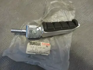 Yamaha Fußraste hinten rechts XJ900 31A FJ1200 rear Footrest R.H 31A-27440-00 Original Neu