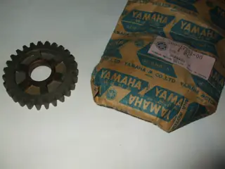 Yamaha RD250 RD350 (73-75) Zahnrad 5.Gang Pinion 5th Gear 360-17151-00 Original NEU