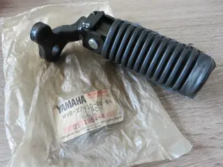 Yamaha Fußraste vorne links XJ550 4V8 front Footrest lh Original NEU
