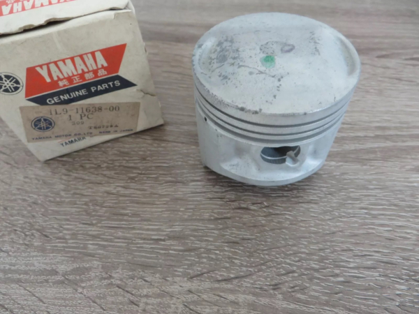 Yamaha Kolben XS360 + 1.00mm piston 1L9-11638-00 Original Neu 1L9-11638-00 Original Ersatzteil – MG-Teileshop