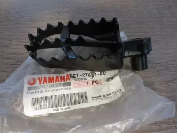 Yamaha Fußraste links YZ85 YZ125 YZ250 YZ400 WR250F WR450F 5ET-27411-00 NEU 5ET-27411-00 Original Ersatzteil – MG-Teileshop
