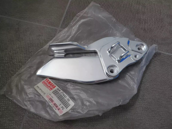 Yamaha XJ900 S Diversion Bracket Footrest LH 4KM-27442-00 Original Neu 4KM-27442-00 Genuine spare part – MG-Teileshop