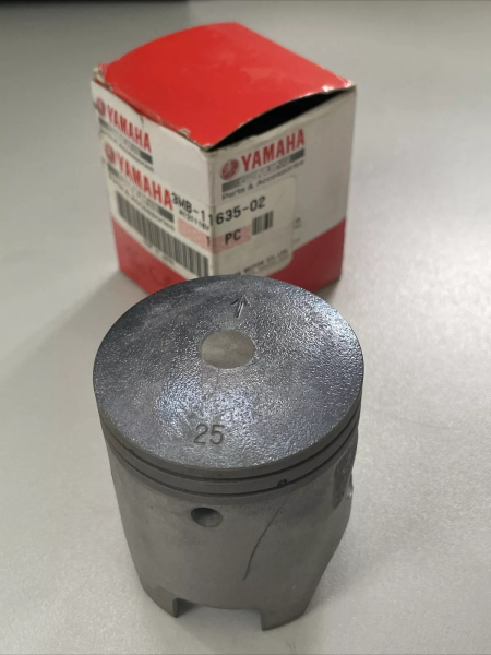 Yamaha DT125R DT125X Kolben 1.Uebermaß Yamaha piston 1ST O/S 3MB-11635-02-00 NEU 3MB-11635-02-00 Original Ersatzteil – MG-Tei