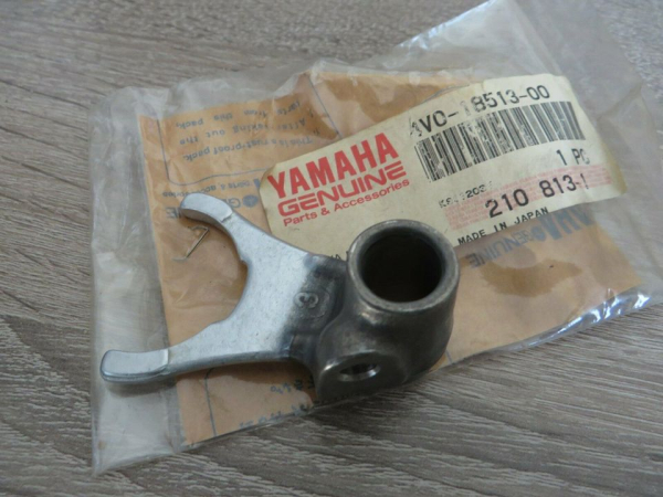 Yamaha Original Yamaha Right Shift Fork for DT80 LC, LCI, LCII, and RD80 LCI, LCII – Part Number 4V0-18513-00 4V0-18513-00 um