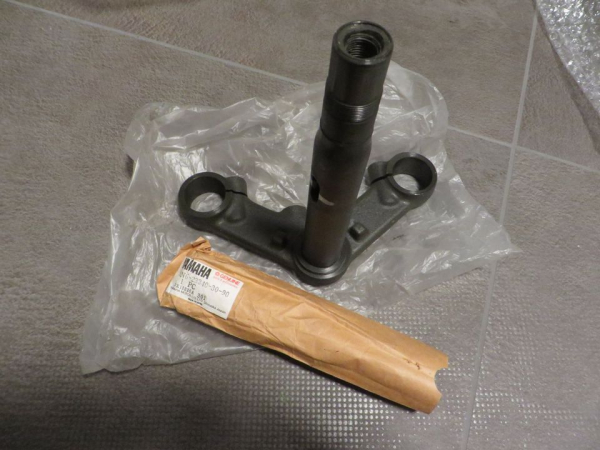 Yamaha XS400 XS250 fork under bracket 3N6-23340-30-90 Original NOS 3N6-23340-30-90 Genuine spare part – MG-Teileshop