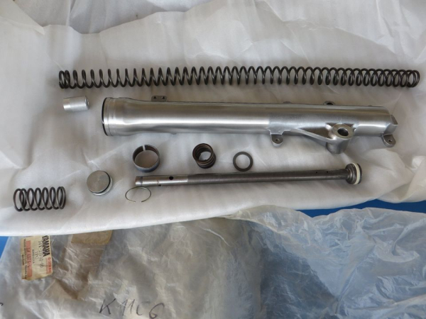 Yamaha Tauchrohr links inkl. Zubehör DT80 LCII  34Y-23102-00 Original NEU 34Y-23102-00 Original Ersatzteil – MG-Teileshop
