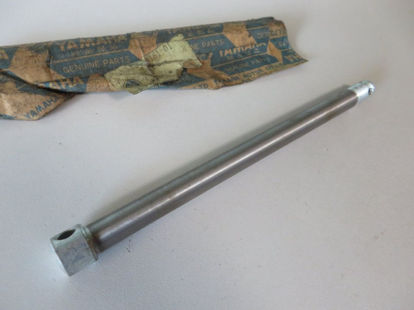 Yamaha Vorderrad Achse RD125 RS100 axle front wheel 382-25181-01 Original 382-25181-01 Genuine spare part – MG-Teileshop