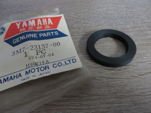 Yamaha Gummiunterlage Lampenhalter RX50 RX80 RD50 MX RD80 MX 3M7-23137-00 Original NOS 3M7-23137-00 Original Ersatzteil – MG-
