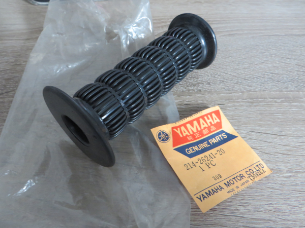 Yamaha Griffgummi links AT1 FT1 J DT125E DT175 DT250 DT360 DT400 DT1 HT1 RT1 handle grip 214-26241-00 Original