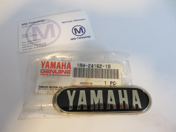 Yamaha Tank Emblem rechts XV750 XV1000 XV1100 Virago RH tank emblem Original NEU 1RM-24162-10 Original Ersatzteil – MG-Teiles