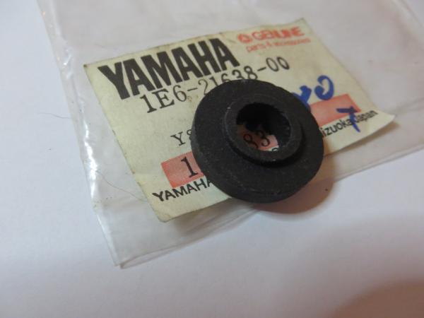 Yamaha Dämpfungsgummi Rücklichtträger und Heck Fender XT500 damper rear fender 1E6-21638-00 ORIGINAL