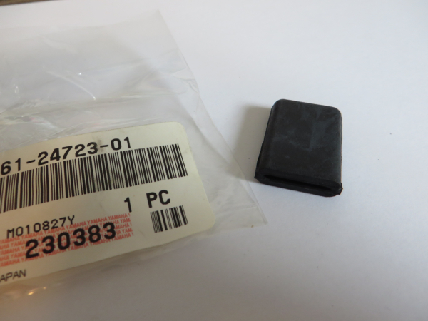 Yamaha Schutzgummi Sitzbankverkleidung LB50 LB80 Chappy 561-24723-01 Original NEU 561-24723-01 Original Ersatzteil – MG-Teile