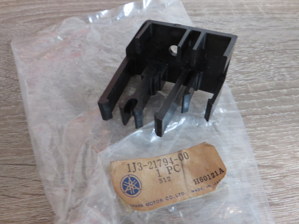 Yamaha XS500 holder coupler 1J3-21794-00 Original NEU 1J3-21794-00 Genuine spare part – MG-Teileshop