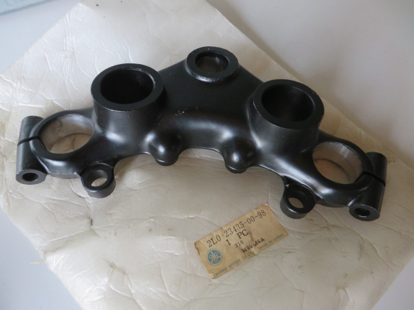 Yamaha Gabelbrücke Lenkerkrone XS250 XS400 crown handle 2L0-23435-00-98 Original NEU 2L0-23435-00-98 Original Ersatzteil – MG