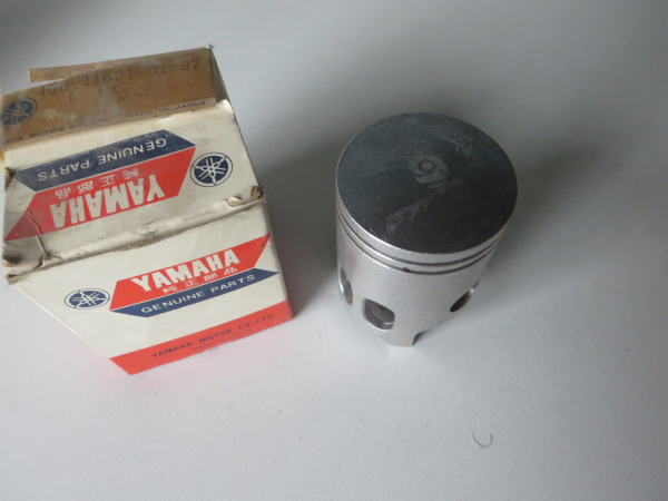 Yamaha RD125 Standart 466-11631-01-97 Piston Original Neu 466-11631-01-97 Genuine spare part – MG-Teileshop