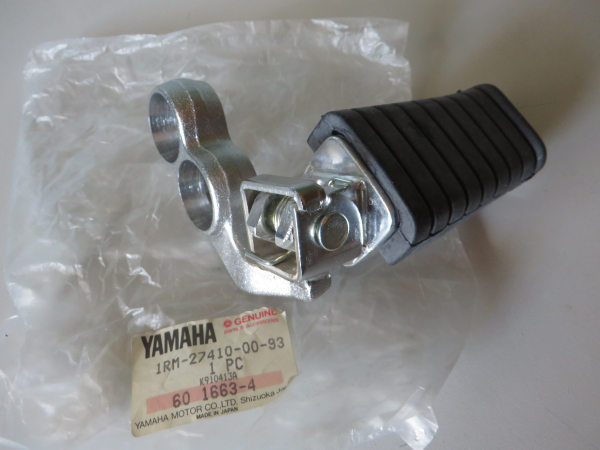 Yamaha Fußraste vorne links XV500 XV535 Virago XV1000 footrest 1RM-27410-00-93 1RM-27410-00-93 Original Ersatzteil – MG-Teile