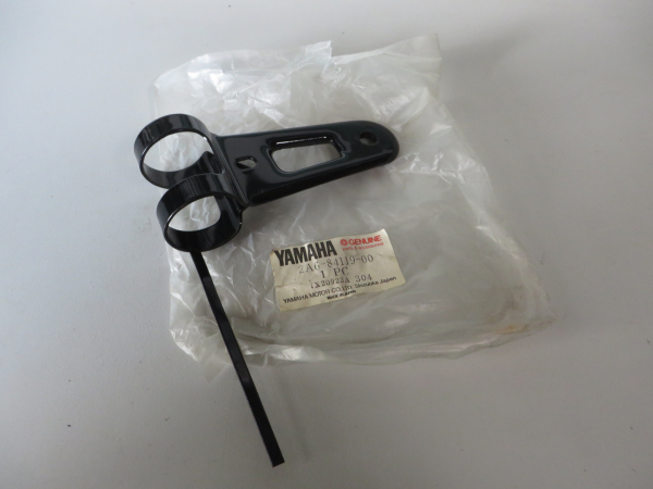 Yamaha Lampenhalter rechts DT125 MX DT175 MX stay headlight 2A6-84119-00 Original NOS 2A6-84119-00 Original Ersatzteil – MG-T