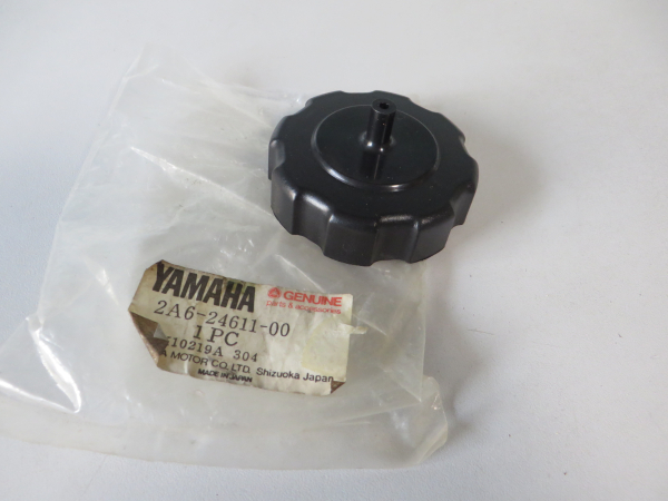 Yamaha Tankdeckel DT80 MX DT125 DT175 DT250 XT500 TZ 125 DT50 MX 2A6-24611-00 2A6-24611-00 Original Ersatzteil – MG-Teileshop