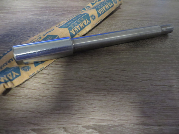 Yamaha Radachse vorne YR1 YR2 YR3 YDS2 YDS3 YDS5 152-25181-00 Original 152-25181-00 Original Ersatzteil – MG-Teileshop
