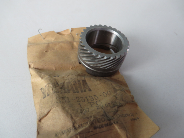 Yamaha Tachoantrieb RD200 DX RD250 RD350 RD400 XS360 XS400 speedo drive gear 351-25135-00 351-25135-00 Original Ersatzteil –