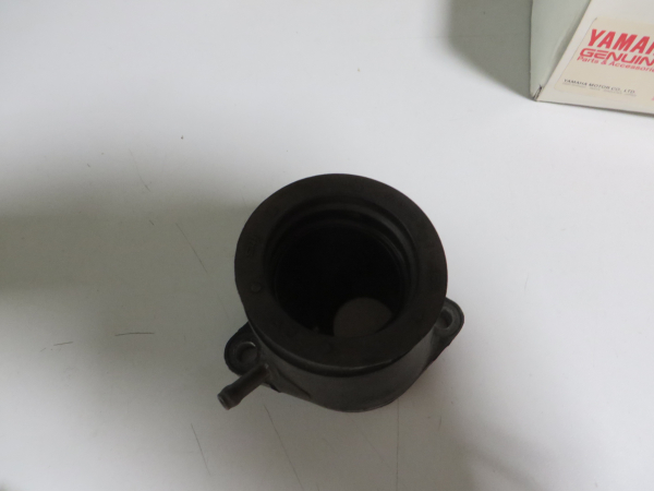 Yamaha left joint carburetor  20KW XS400 DOHC 12E Original NOS  Genuine spare part – MG-Teileshop
