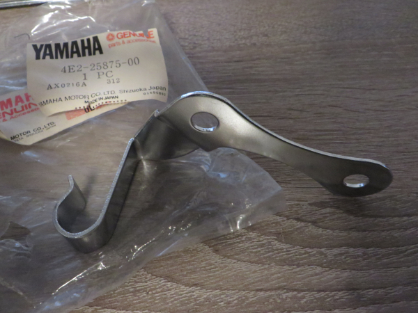 Yamaha Bremsschlauch Halter links XJ750 SECA XJ550 XJ650 TR1 XV750 SE XS850 holder brake hose 4E2-25875-00 NEU 4E2-25875-00 O