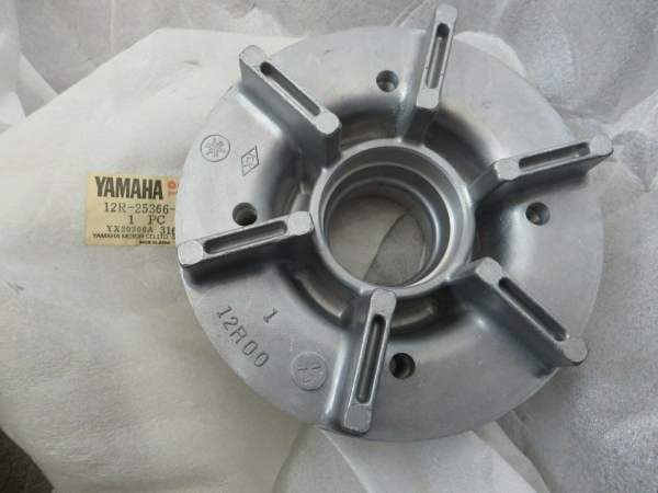 Yamaha Kettenradträger XS400 12E DOHC SECA sprocket hub 12R-25366-00-38 NEU