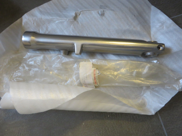Yamaha XV535 Virago tube outer left Original NEU 2NT-23126-01 3JB-23126-11 3JB-23126-20 Genuine spare part – MG-Teileshop