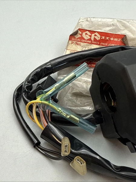 SUZUKI SCHALTEREINHEIT GN125E GN125U GSXR750R SWITCH ASSY,HANDLE,R XX22912