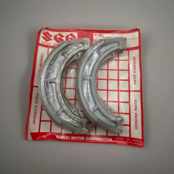 Yamaha SUZUKI BREMSBACKENSATZ VS750GL VZ800 VS600 BRAKE SHOE SET XX22581 64400-38810 Original Ersatzteil – MG-Teileshop