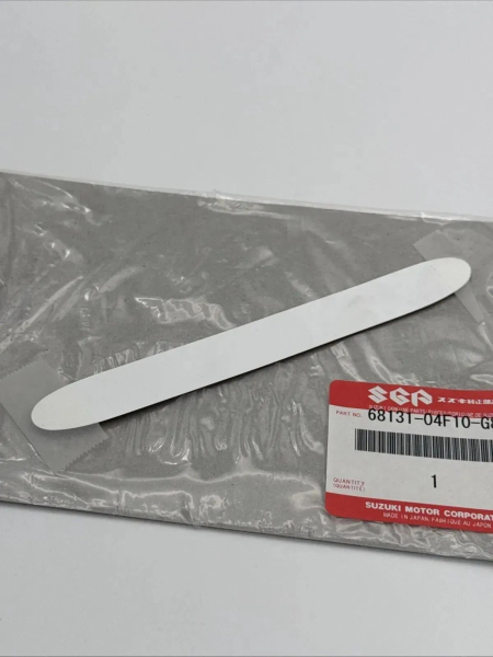 SUZUKI AUFKLEBER,HECKVERKLEIDUNG XF650 EMBLEM,FRAME COVER 68131-04F10-G8V D01674