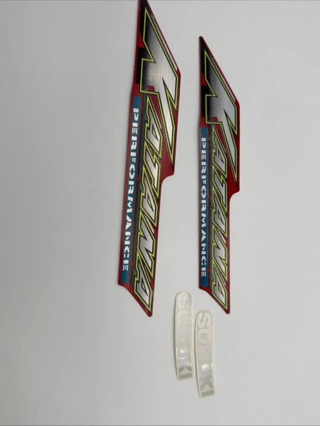 Yamaha SUZUKI AUFKLEBERSATZ AY50W AY50 EMBLEM SET 68130-02E00-28V D01681 68130-02E00-28V Original Ersatzteil – MG-Teileshop