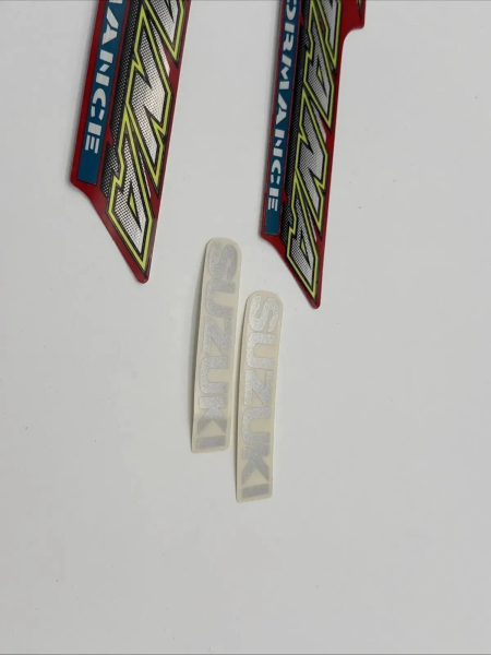 SUZUKI AUFKLEBERSATZ AY50W AY50 EMBLEM SET 68130-02E00-28V D01681