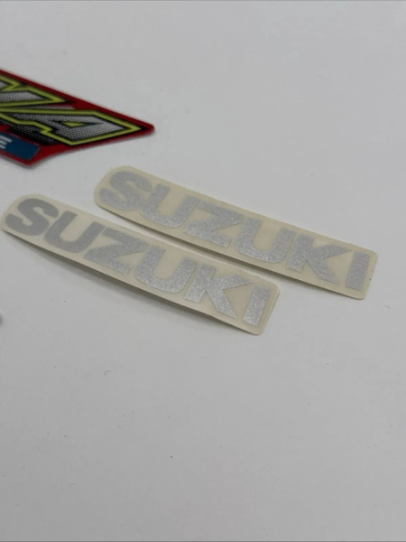 SUZUKI AUFKLEBERSATZ AY50W AY50 EMBLEM SET 68130-02E00-28V D01681