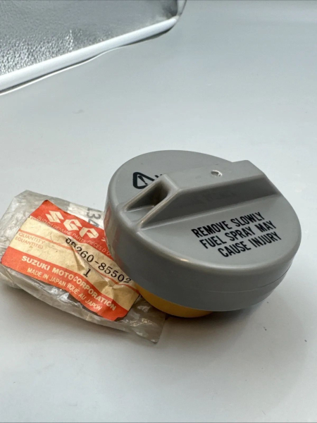 Yamaha SUZUKI TANKDECKEL CAP ASSY, FUEL FILLER 89260-85502 XX23134 89260-85502 Original Ersatzteil – MG-Teileshop