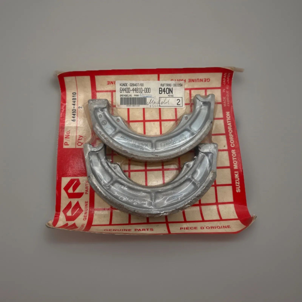 Yamaha SUZUKI BREMSBACKENSATZ LS650 DR750S BRAKE SHOE SET XX22580 64400-44810-000 Original Ersatzteil – MG-Teileshop